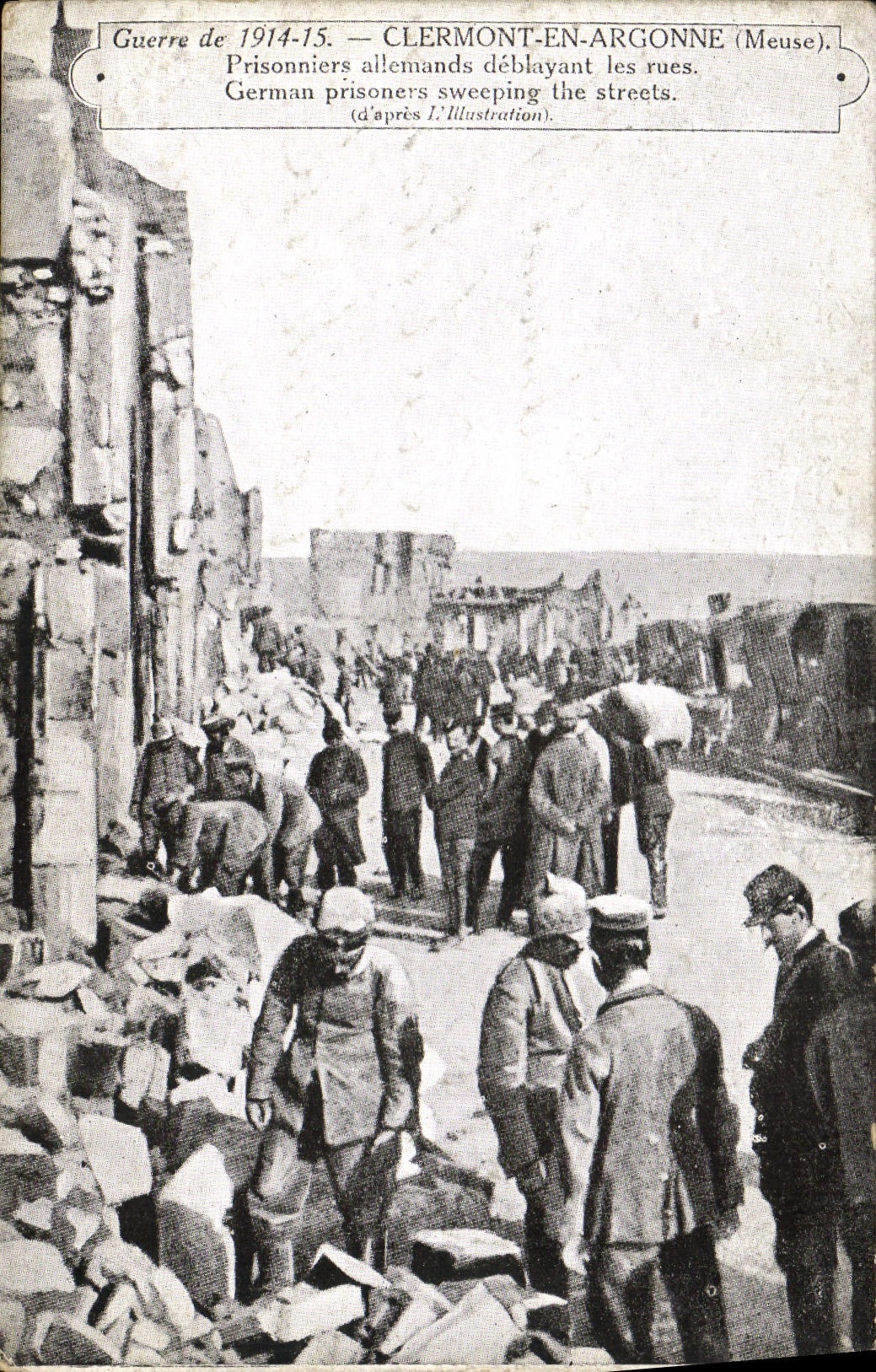 Clermont-en-Argonne (Meuse) — Prisioneros alemanes limpiando las calles — (d'après L'Illustration)