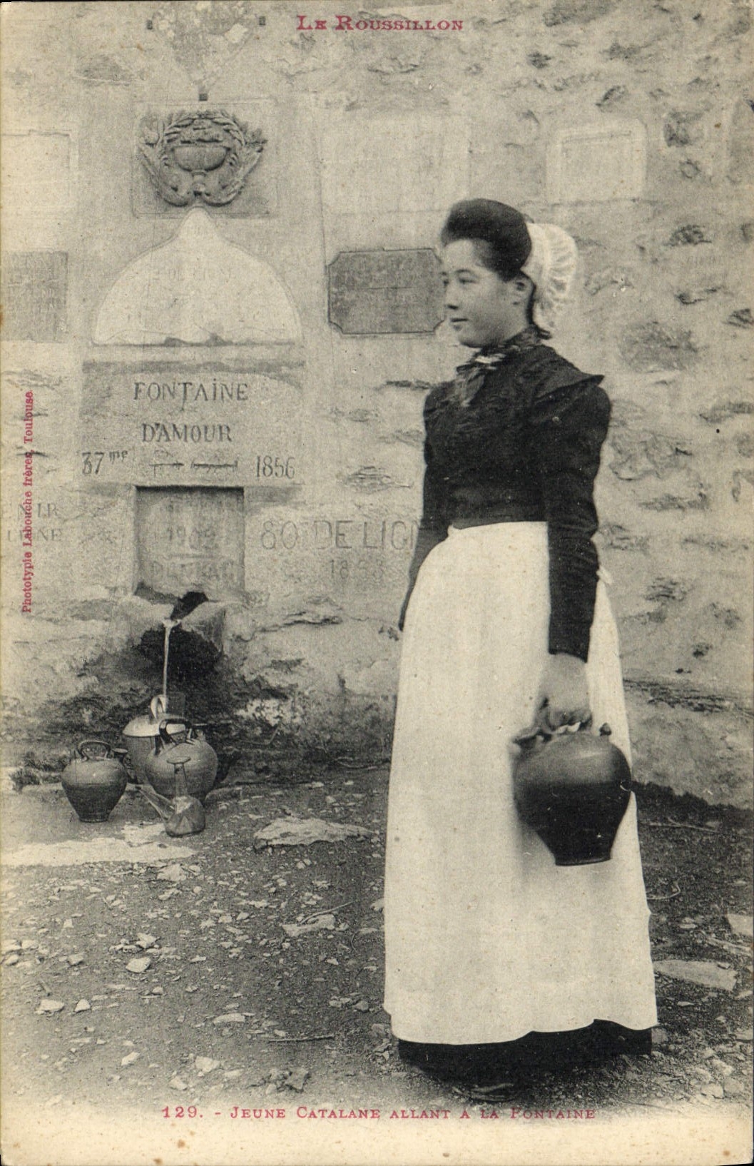 CPA Folklore Roussillon Jeune Catalane allant a la fontaine