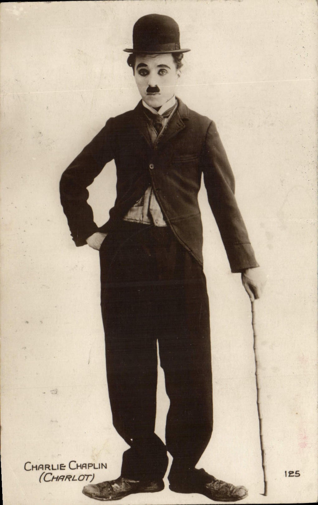 Charlie Chaplin — portrait en costume de Charlot — Cinémagazine Édition Française n°125