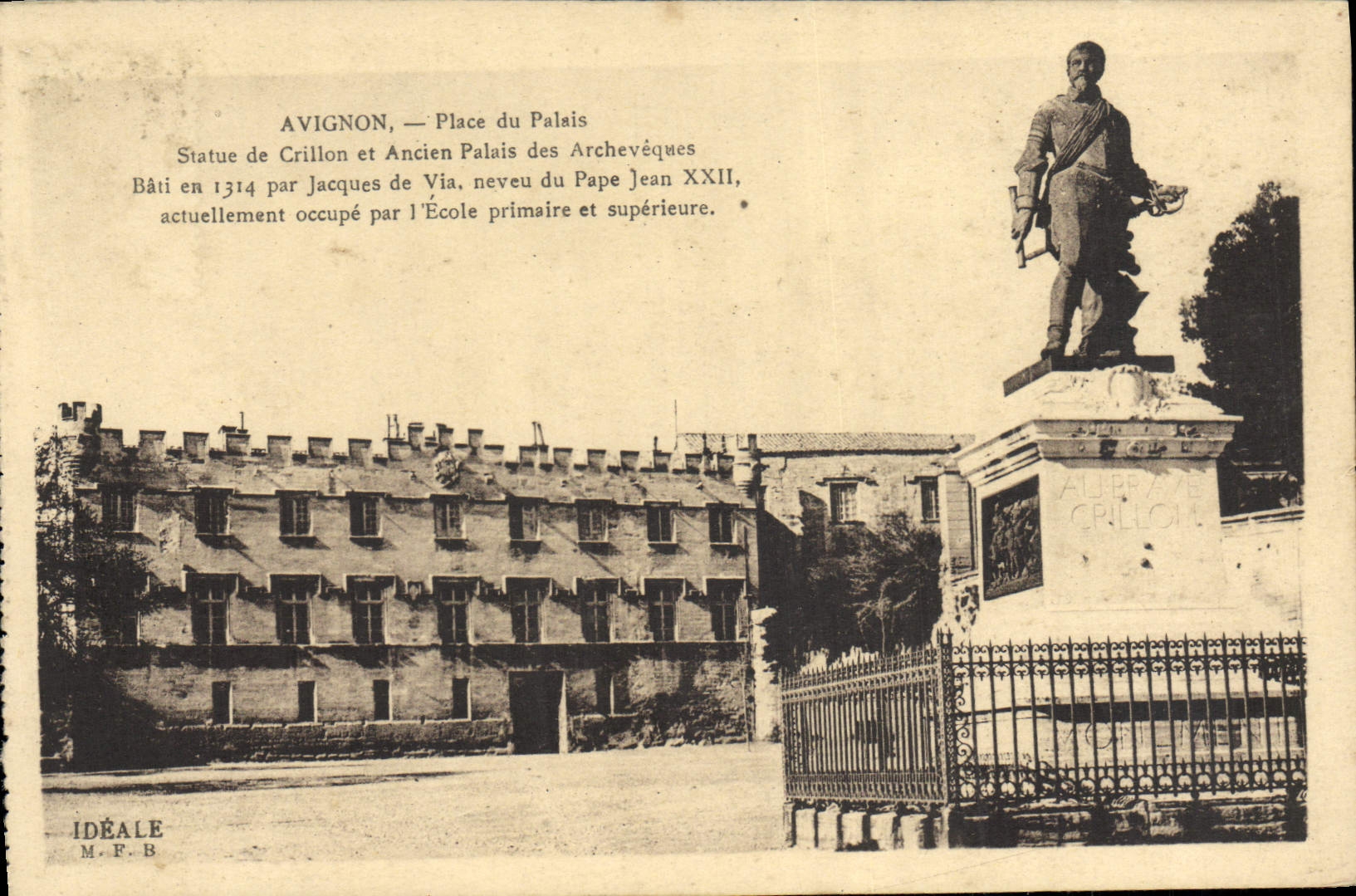 CPA Avignon Place du Palsis Statue de Crillon et ancien palais des Archeveques