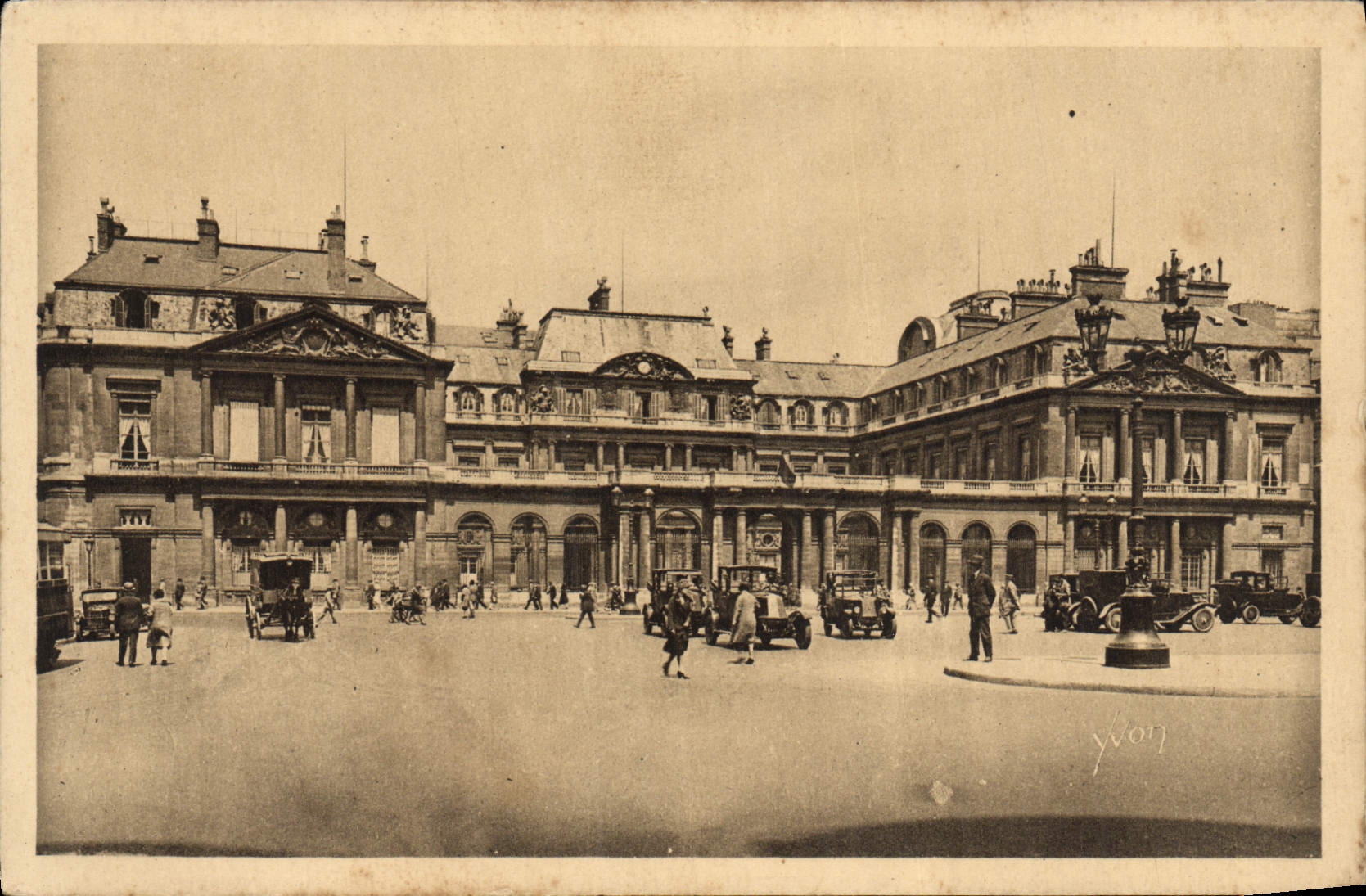 CPA Paris Le Palais Royal