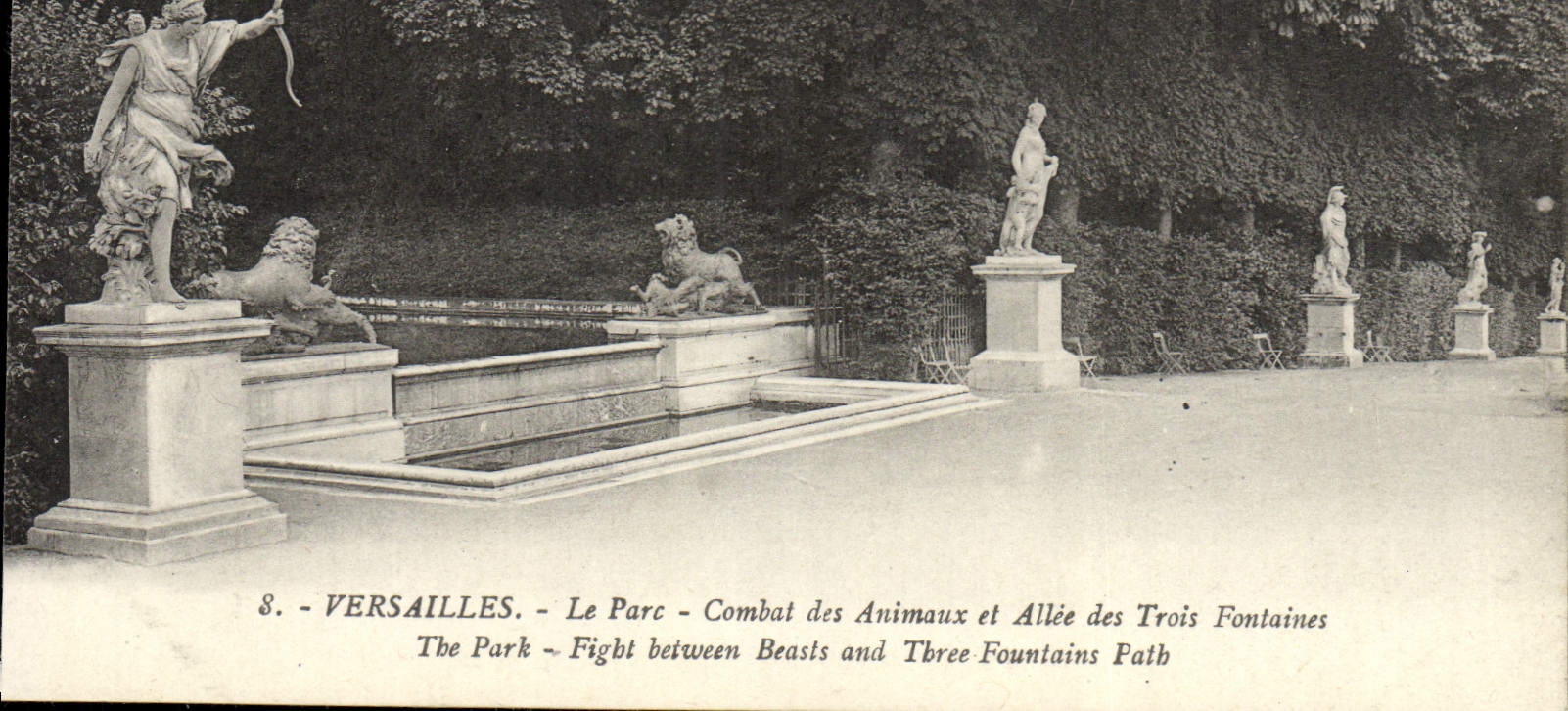 CPA Palais de Versailles Le Parc Combat des animaux et allee des Trois Fontaines 