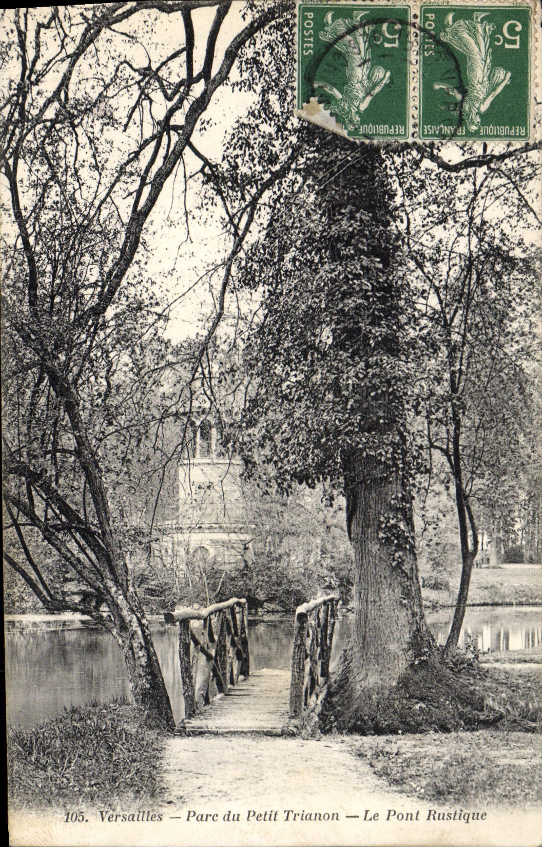 CPA Palais de Versailles Parc du Petit Trianon Le pont rustique