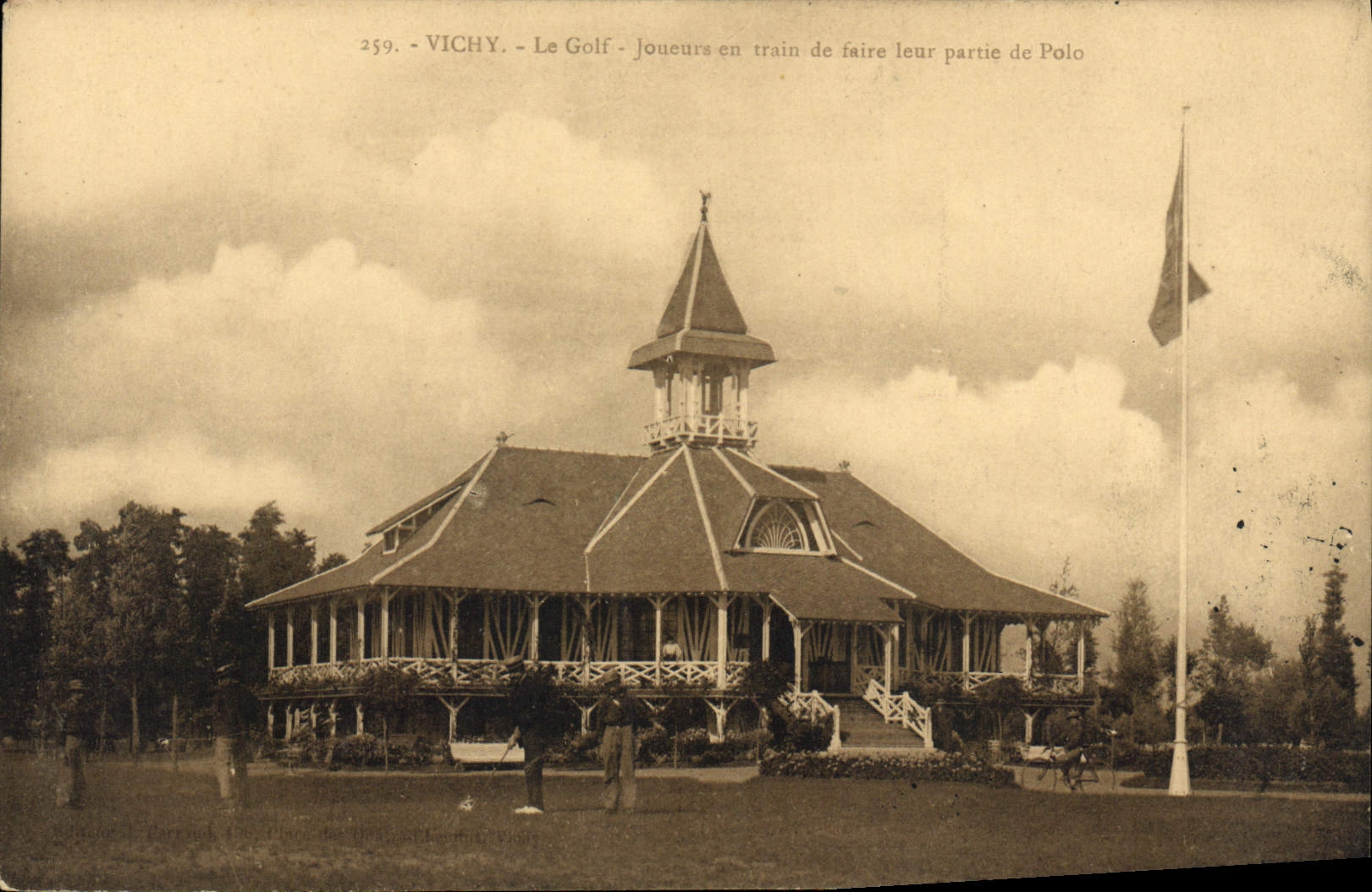 Vichy - Le Golf - Joueurs en train de faire leur partie de Polo
