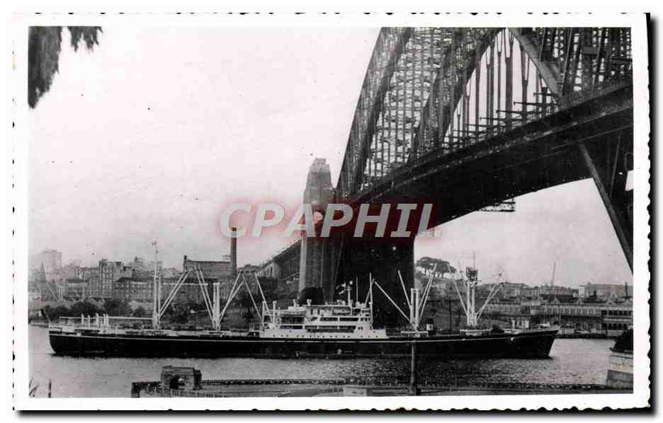Sydney Harbour Bridge — vue du pont et d'un cargo — CPAPHIL