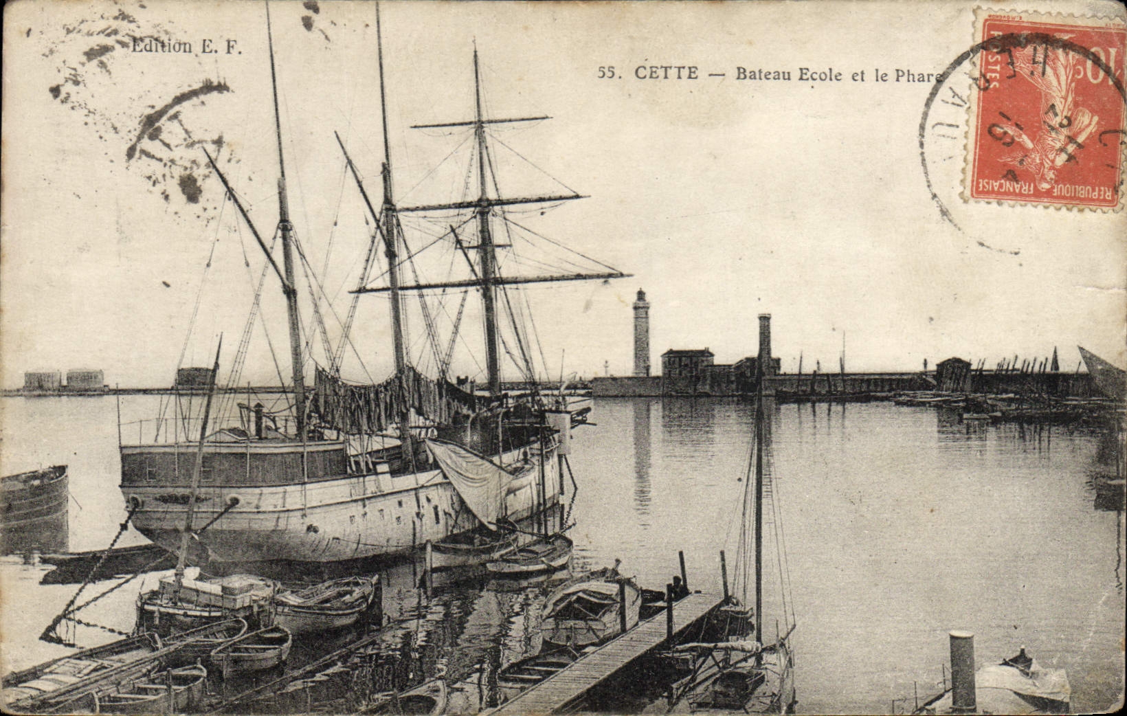 CPA Bateau Paquebot Cette Bateau ecole et le phare