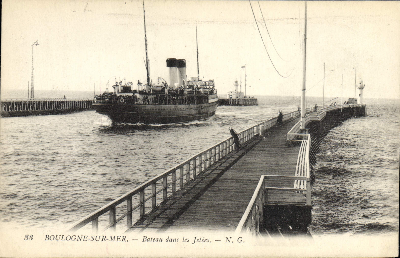 Boulogne-sur-Mer — Bateau dans les Jetées — N. G.