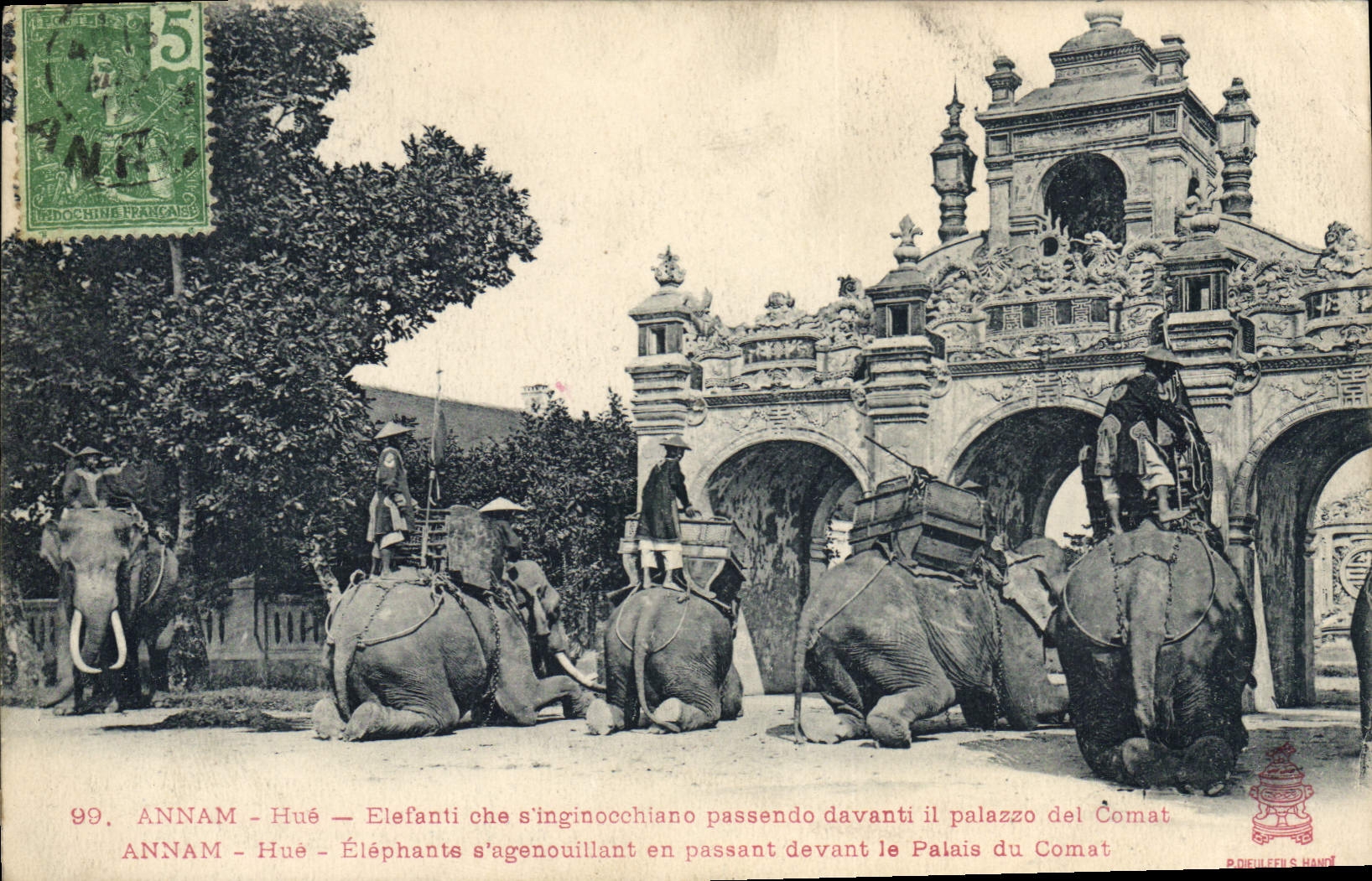 Hue — Éléphants s'agenouillant en passant devant le Palais du Comat — Prieure & S. Hanté