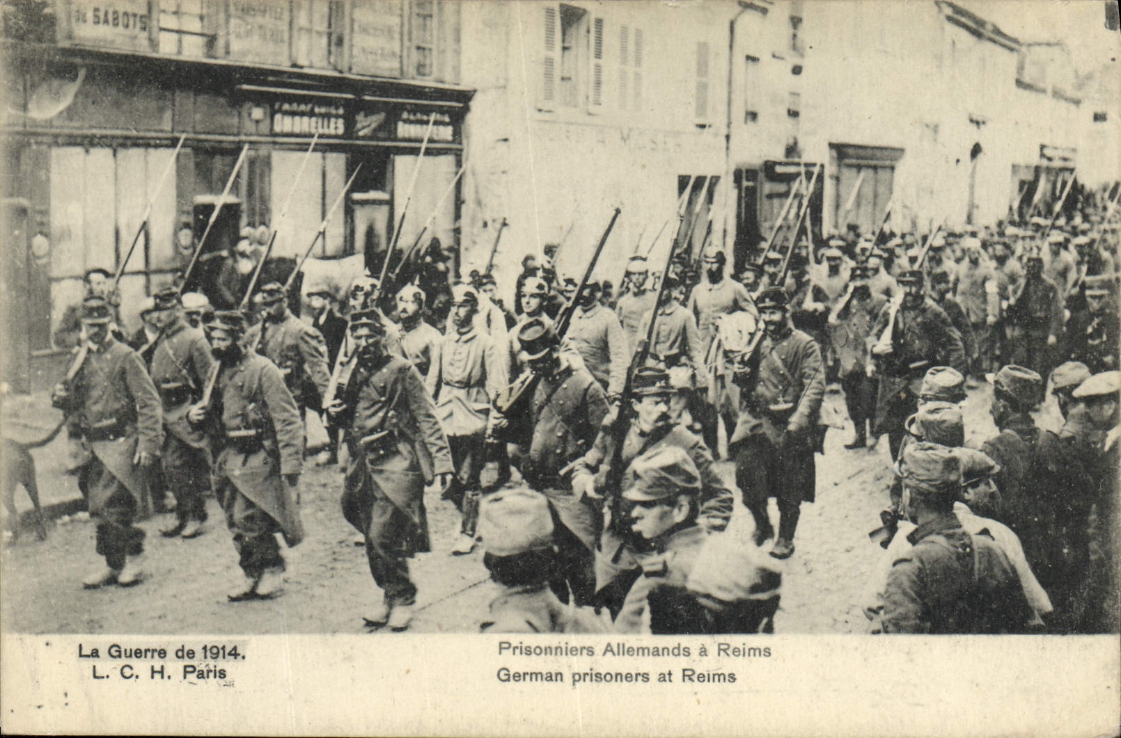 Prisioneros Alemanes en Reims — La Guerra de 1914 — L. C. H. París