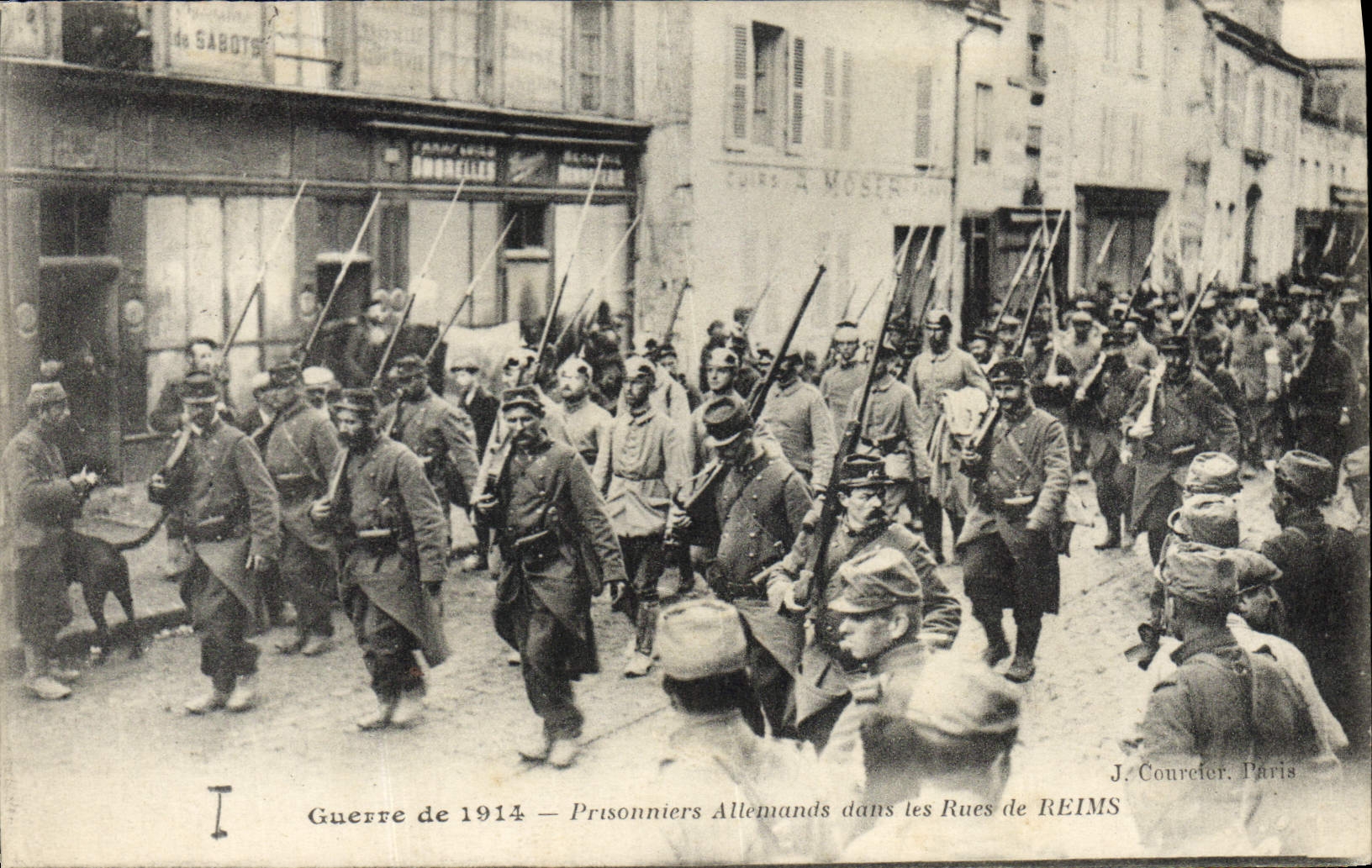 Prigionieri Tedeschi nelle Strade di REIMS — Guerra del 1914 — J. Conreter, Parigi