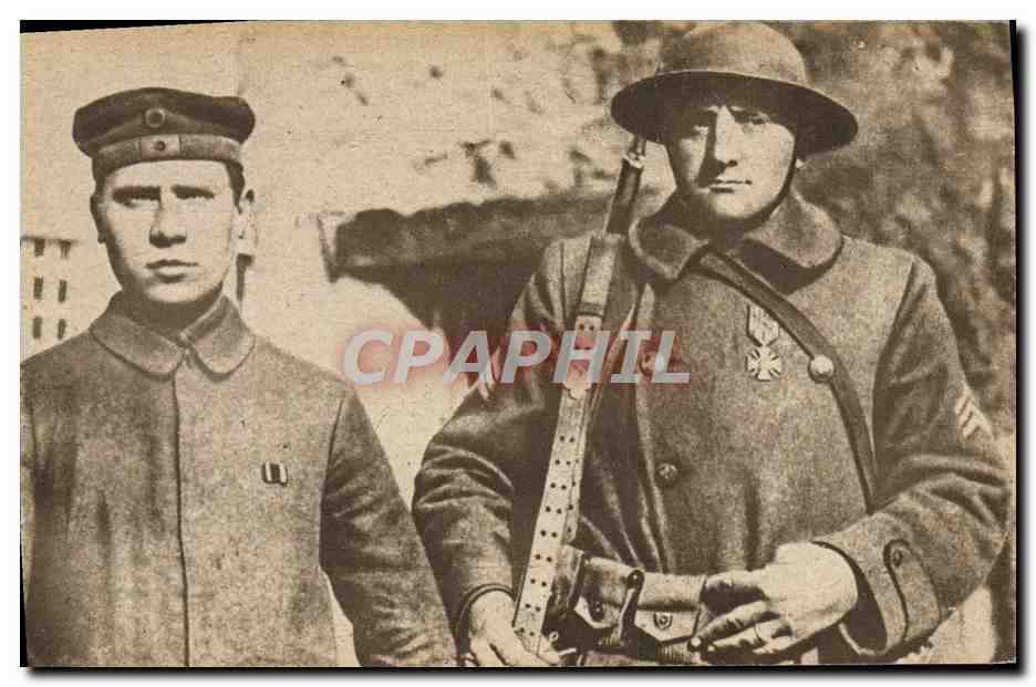 Dos soldados — uno en uniforme soviético, el otro en uniforme alemán con cruz de hierro — fotografía