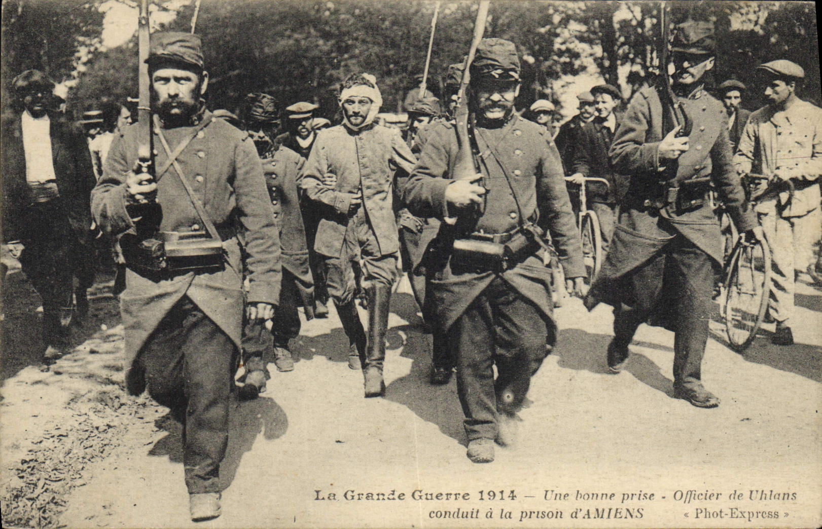 Una buona presa ad Amiens — La Grande Guerra 1914 — Ufficiale di Uhlans — Phot-Express