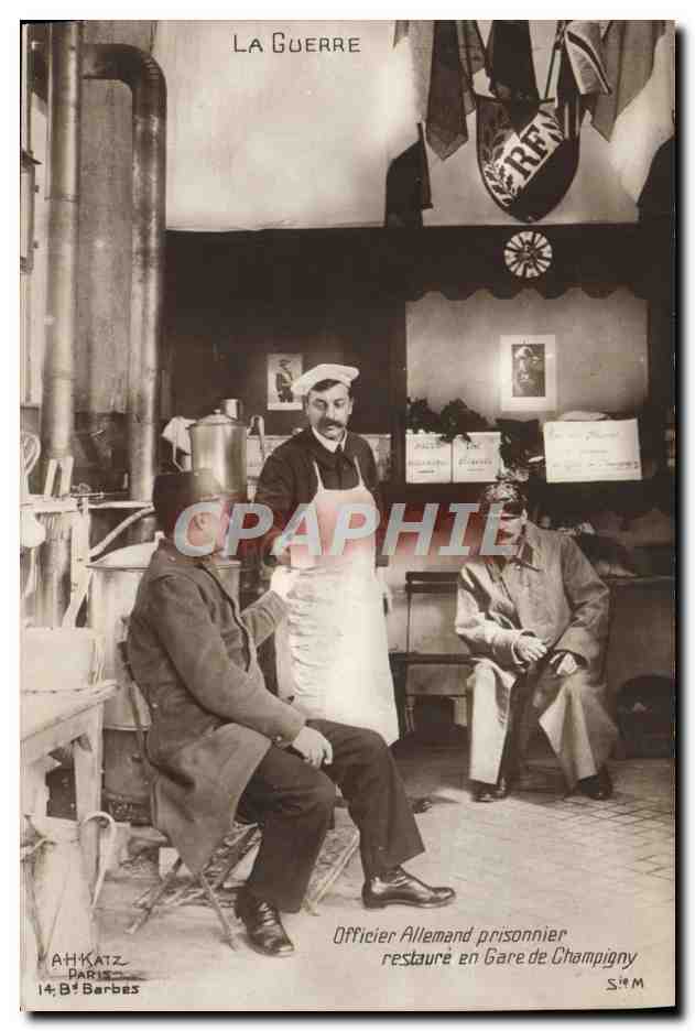 CPA Militaria Officier allemand restaure en gare de Champigny