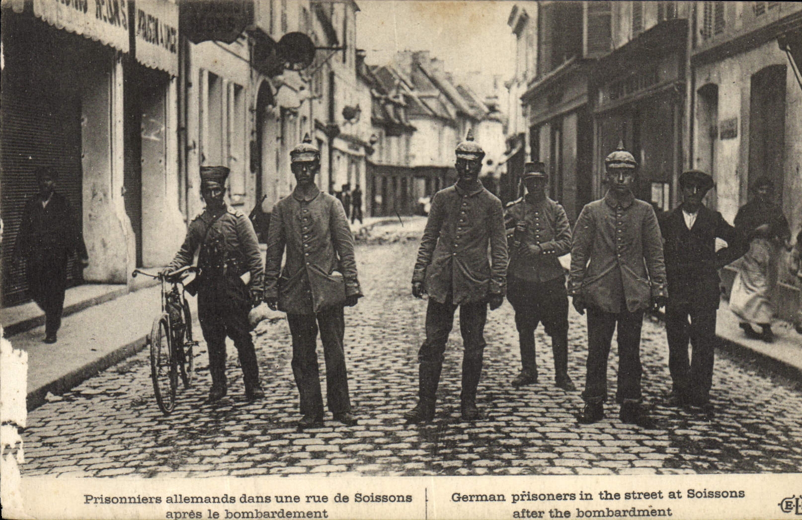 Prisioneros alemanes en una calle de Soissons — después del bombardeo — Editor E.L. n° 123