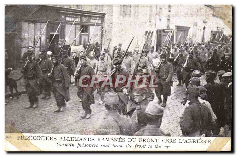 CPA Militaria Prisonniers allemands ramenes du front vers l'arriere 