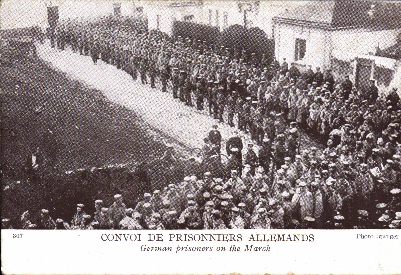 CPA Militaria Convoi de prisonniers allemands 