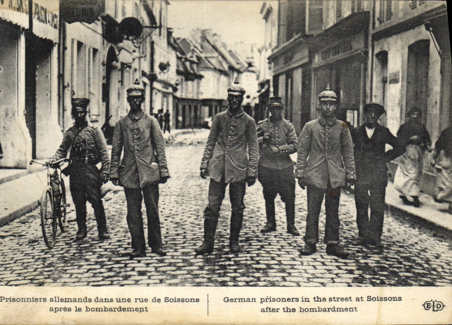 Duitse gevangenen in een straat van Soissons — na de bommenwereld — E.D. (uitgever)