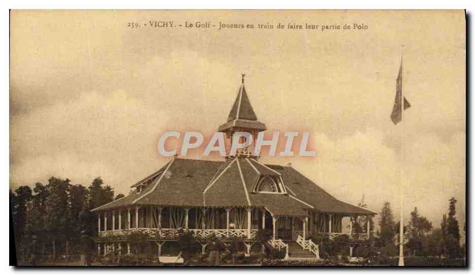 Vichy - Le Golf - Joueurs en train de faire leur partie de Polo