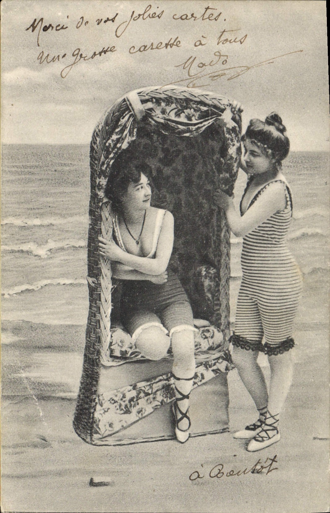 Twee jonge vrouwen in badpak — strand — uitgever 'Serie 0617'
