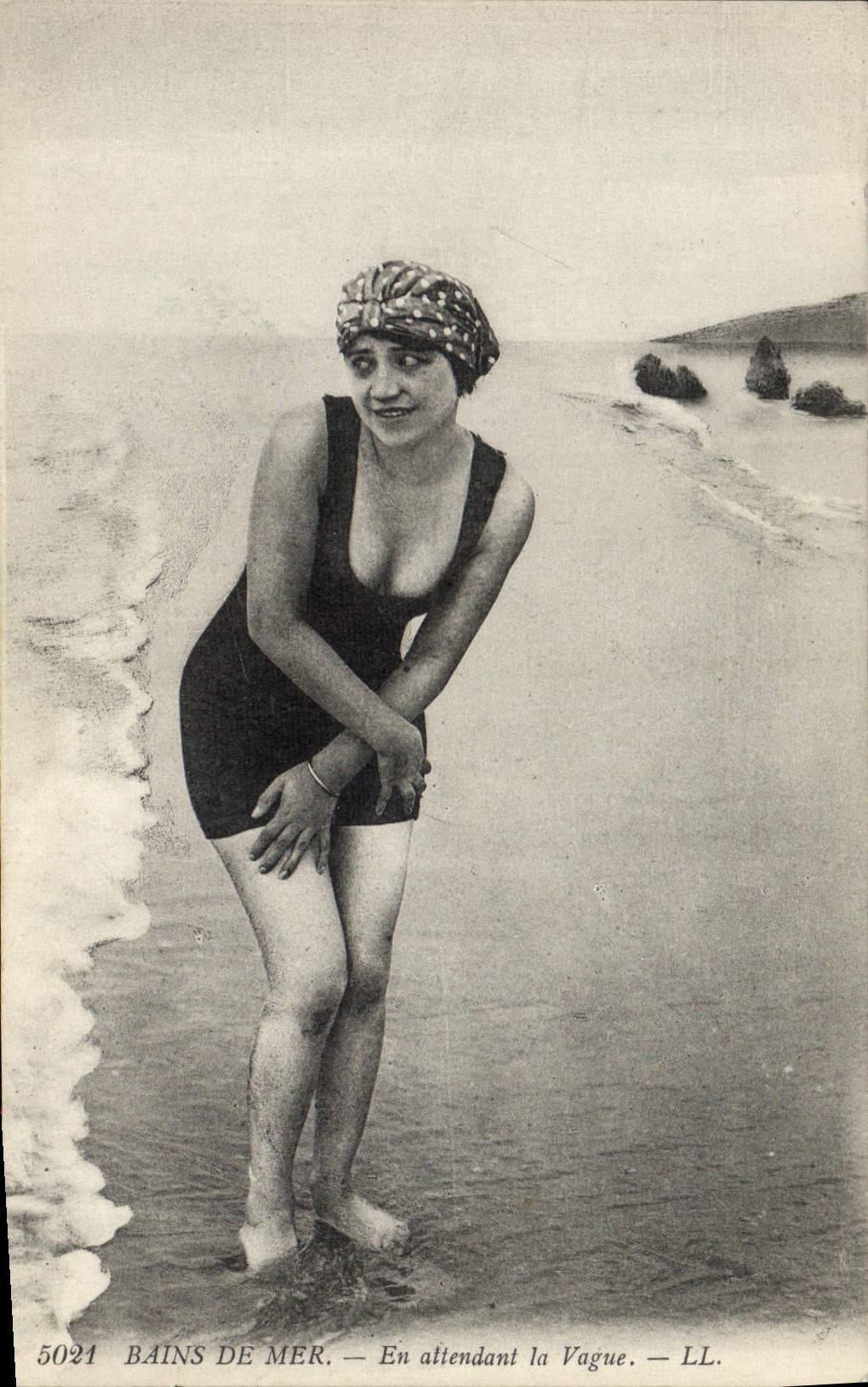 CPA Folklore Maillot de Bains Femme En attendant la vague