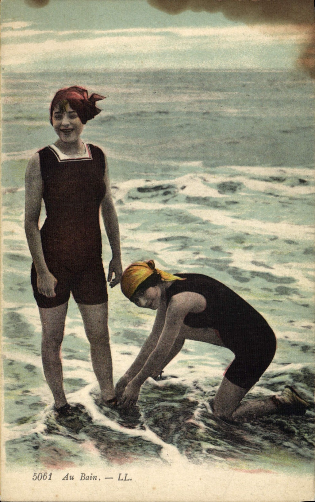 CPA Folklore Maillot de Bains Femme Au bain