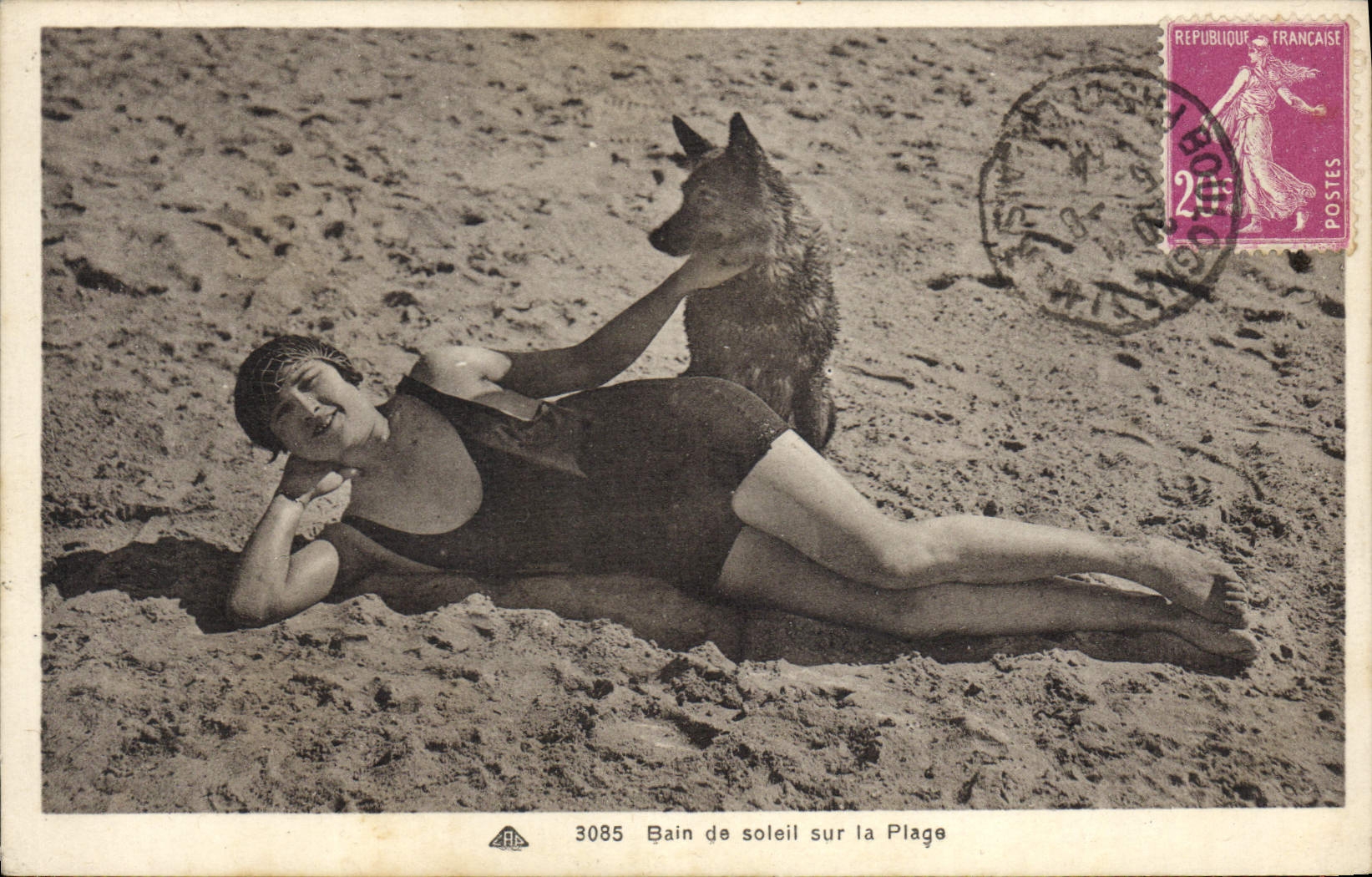CPA Folklore Maillot de Bains Femme Bain de soleil sur la plage Chien 