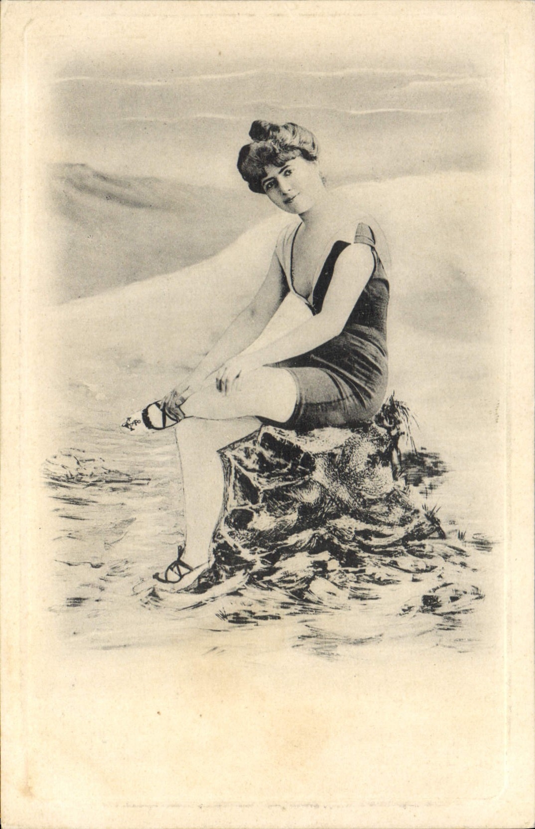 Frau im Badeanzug — auf Felsen am Meer — Antike Ansichtskarte CPAPHIL n°215/7