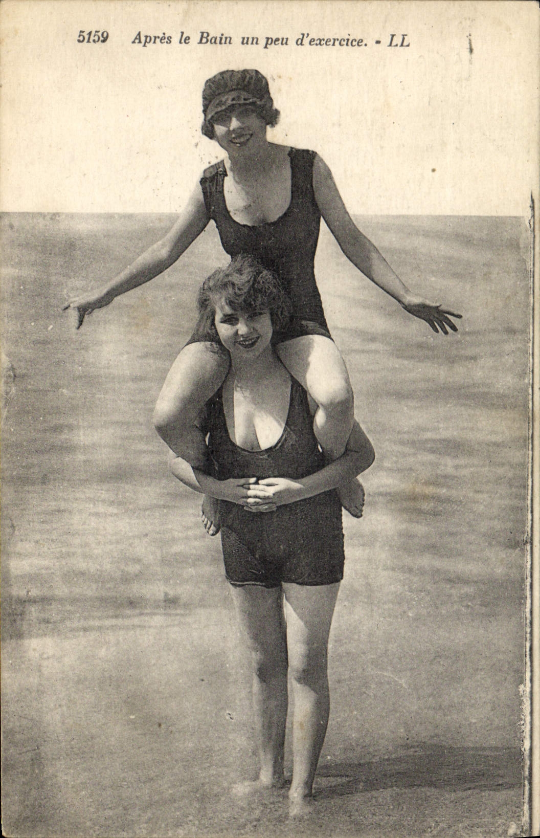 Deux jeunes femmes en maillots de bain — après le bain, un peu d'exercice — LL, n° 5159