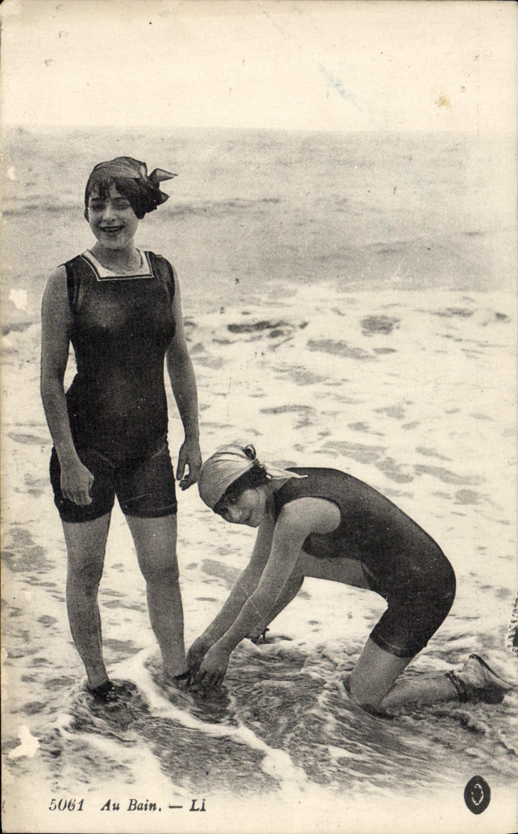 CPA Folklore Maillot de Bains Femmes Au bain 