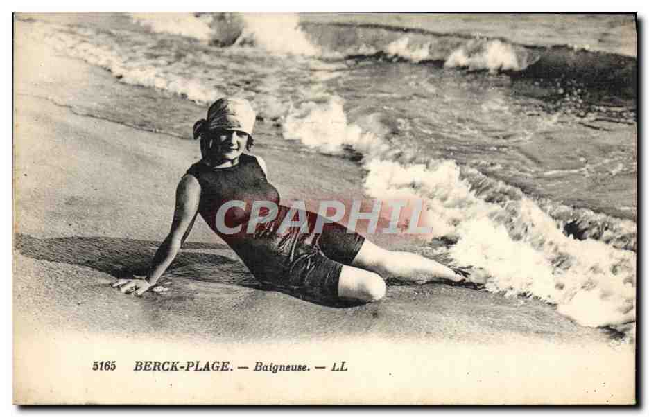CPA Folklore Maillot de Bains Femme Berck Plage Baigneuse