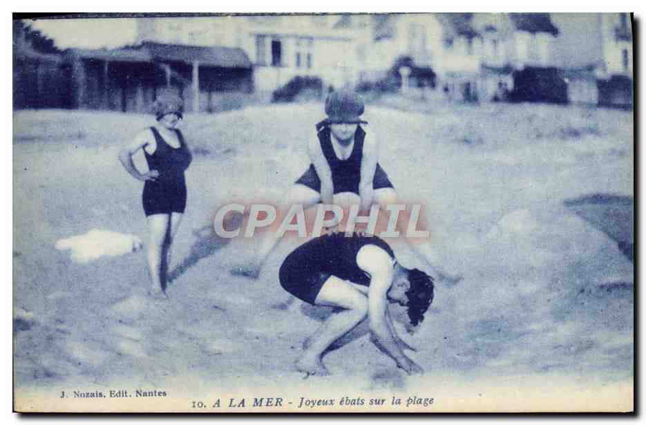 CPA Folklore Maillot de Bains Femme A la mer Joyeux ebats sur la plage 
