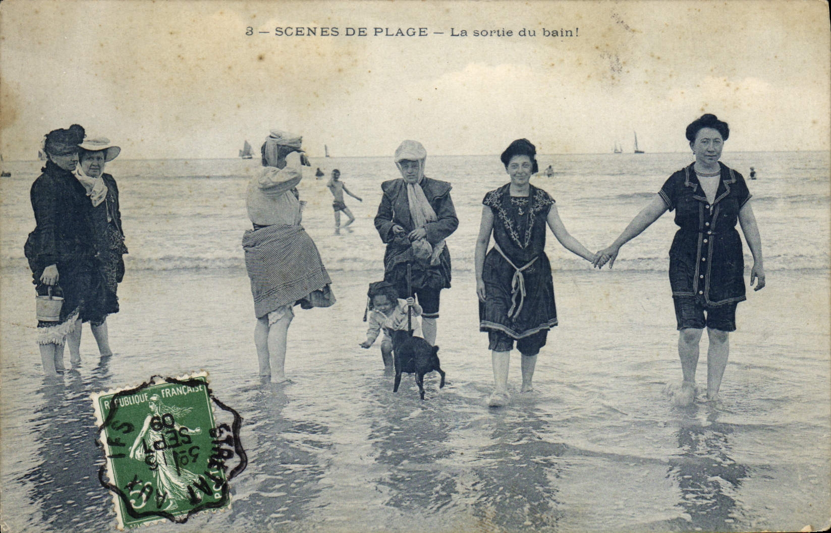 CPA Folklore Maillot de Bains Femme Scenes de plage La sortie du bain 