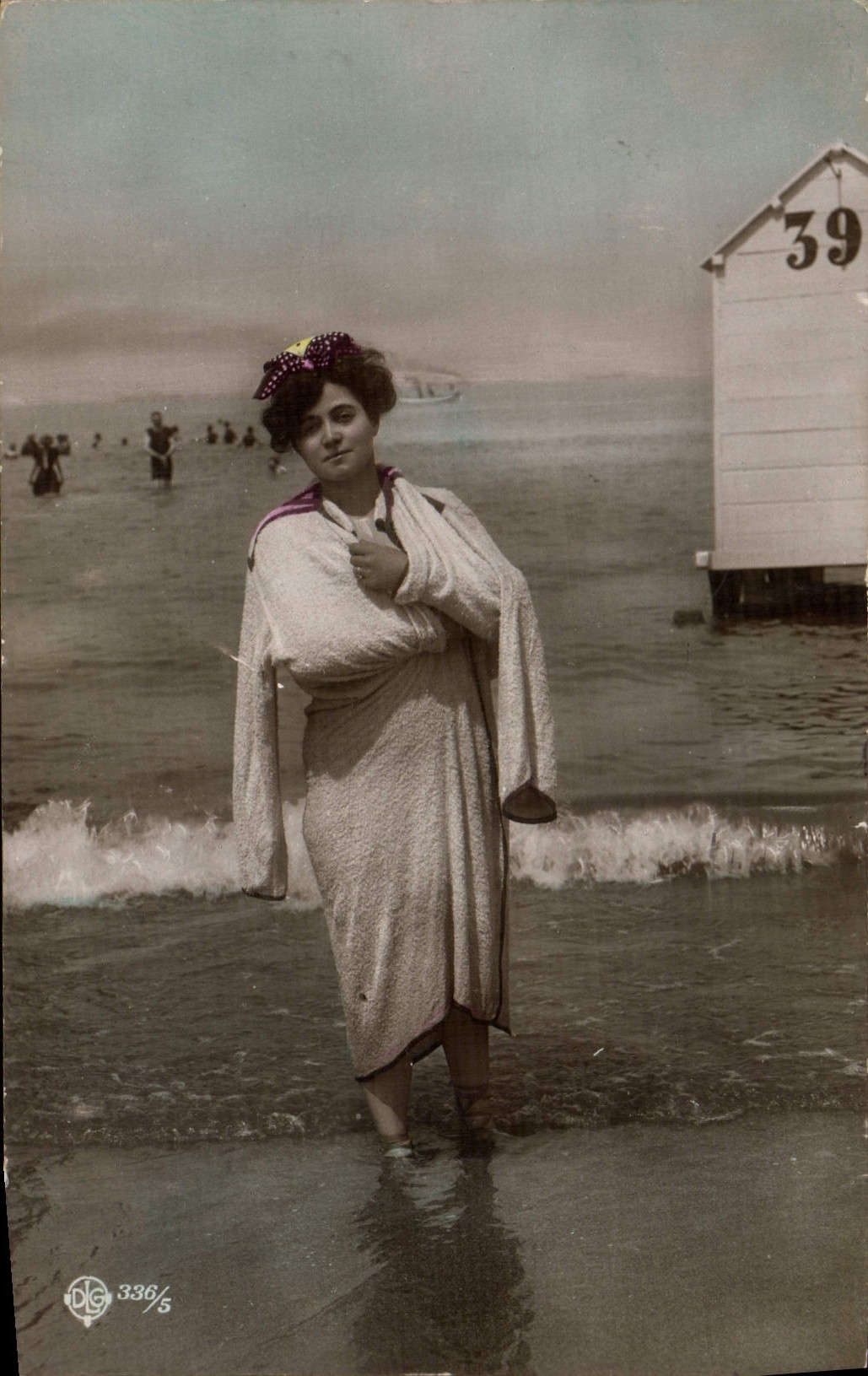 Femme en peignoir à la plage — cabane n°39 — DG 336½