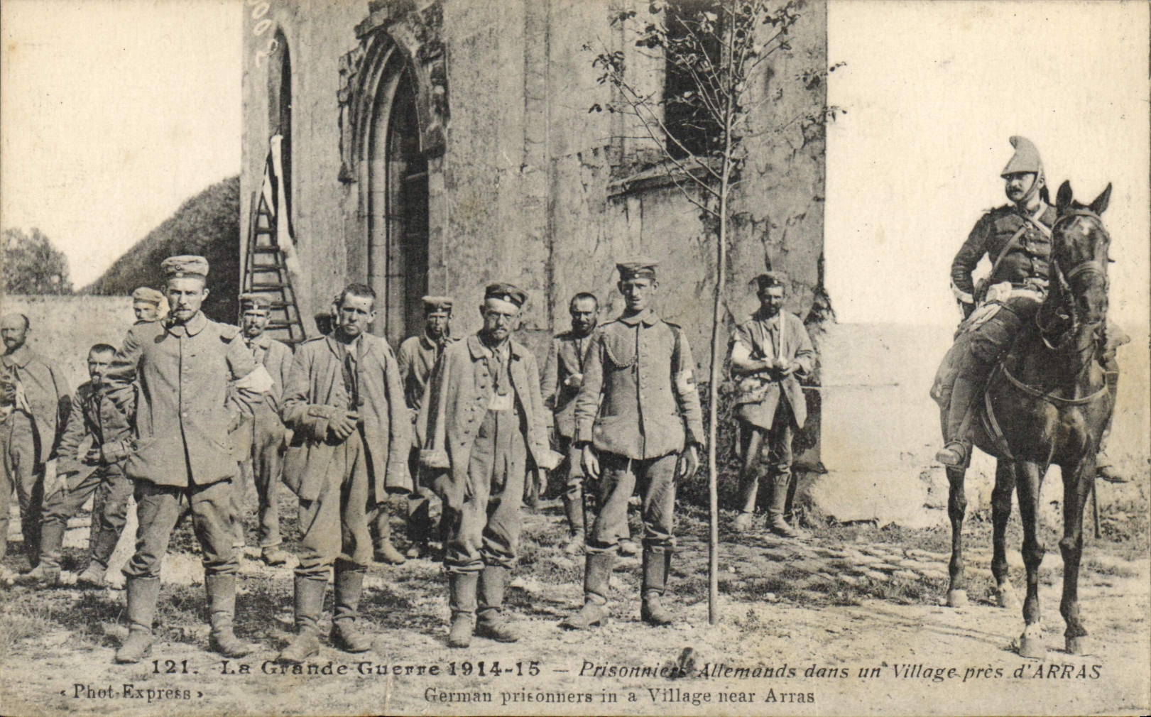 Prisioneros alemanes en un pueblo cerca de ARRAS — Phot-Express n°121