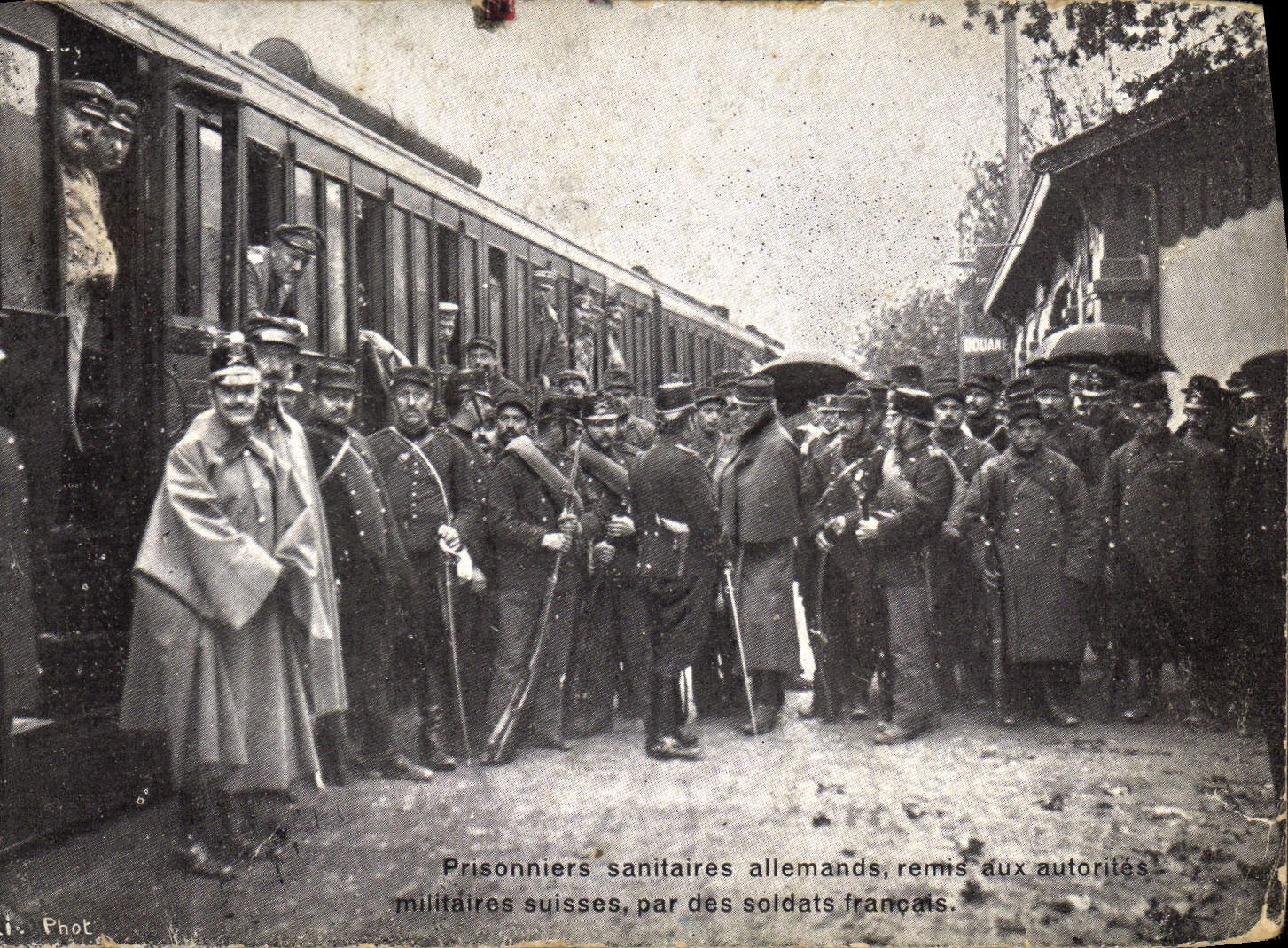 CPA Militaria Prisonniers sanitaires allemands remis aux autorites militaires suisses par des soldats francais