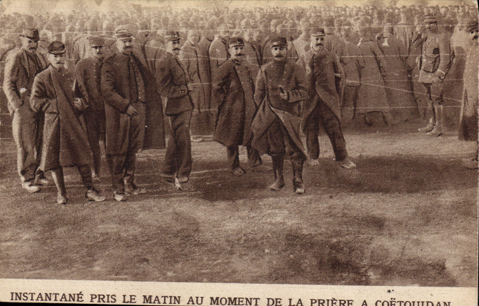 Gebed in Coëtouidan — Instantane foto genomen in de ochtend — Galerie Patriotique N° 444