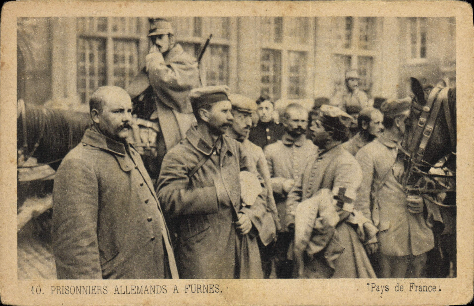 CPA Militaria Prisonniers allemands a Furnes 