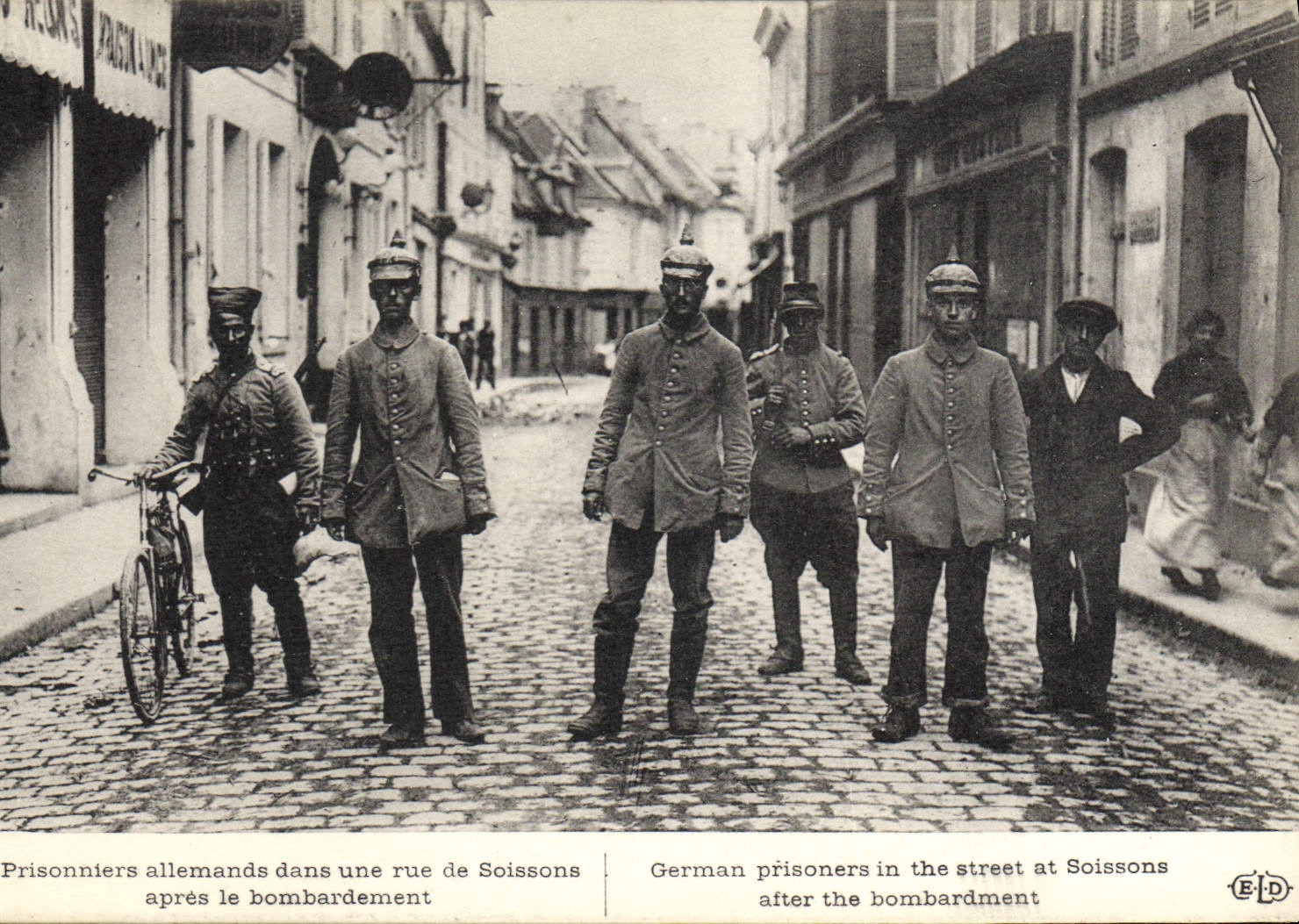 Prigionieri tedeschi in una strada di Soissons — dopo il bombardamento — E. Le Delay, editore 1917