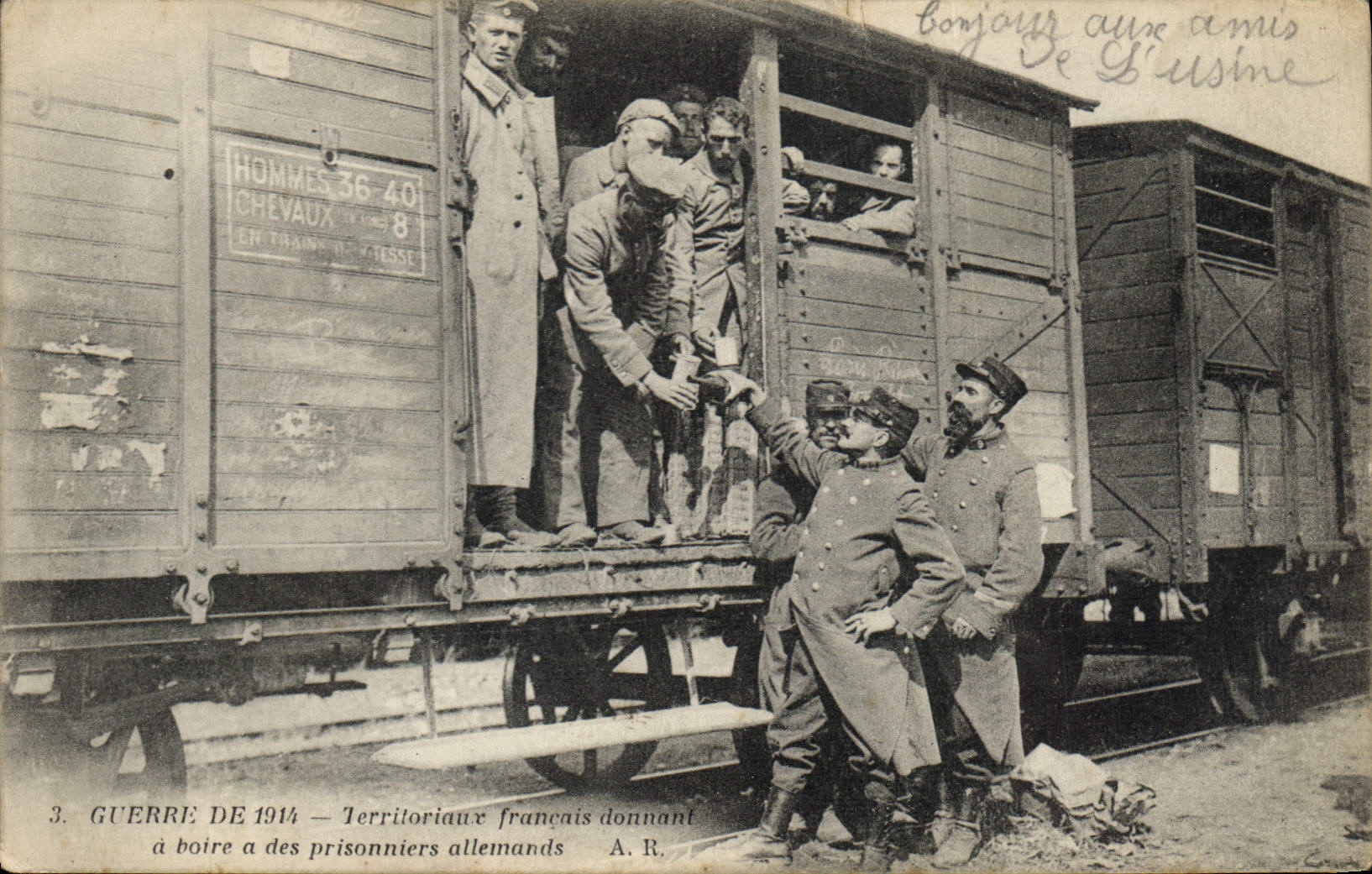 Territoriales franceses que dan de beber a prisioneros alemanes — Guerra de 1914 — A.R.