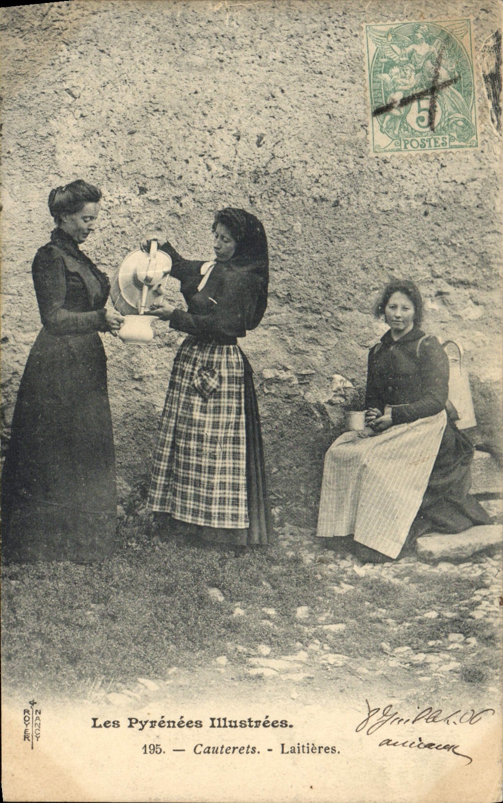 CPA Folklore Pyrenees Cauterets Laitieres 