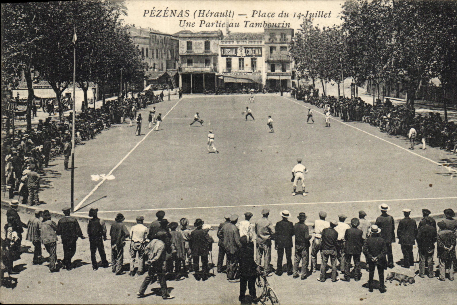 Pézenas (Hérault) — Place du 14-Juillet — Une Partie au Tambourin