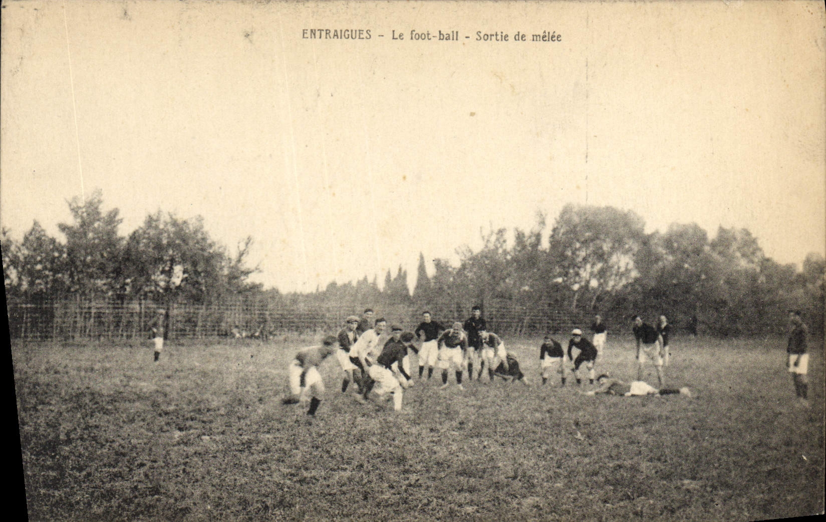 Entraigues — Le foot-ball — Sortie de mêlée