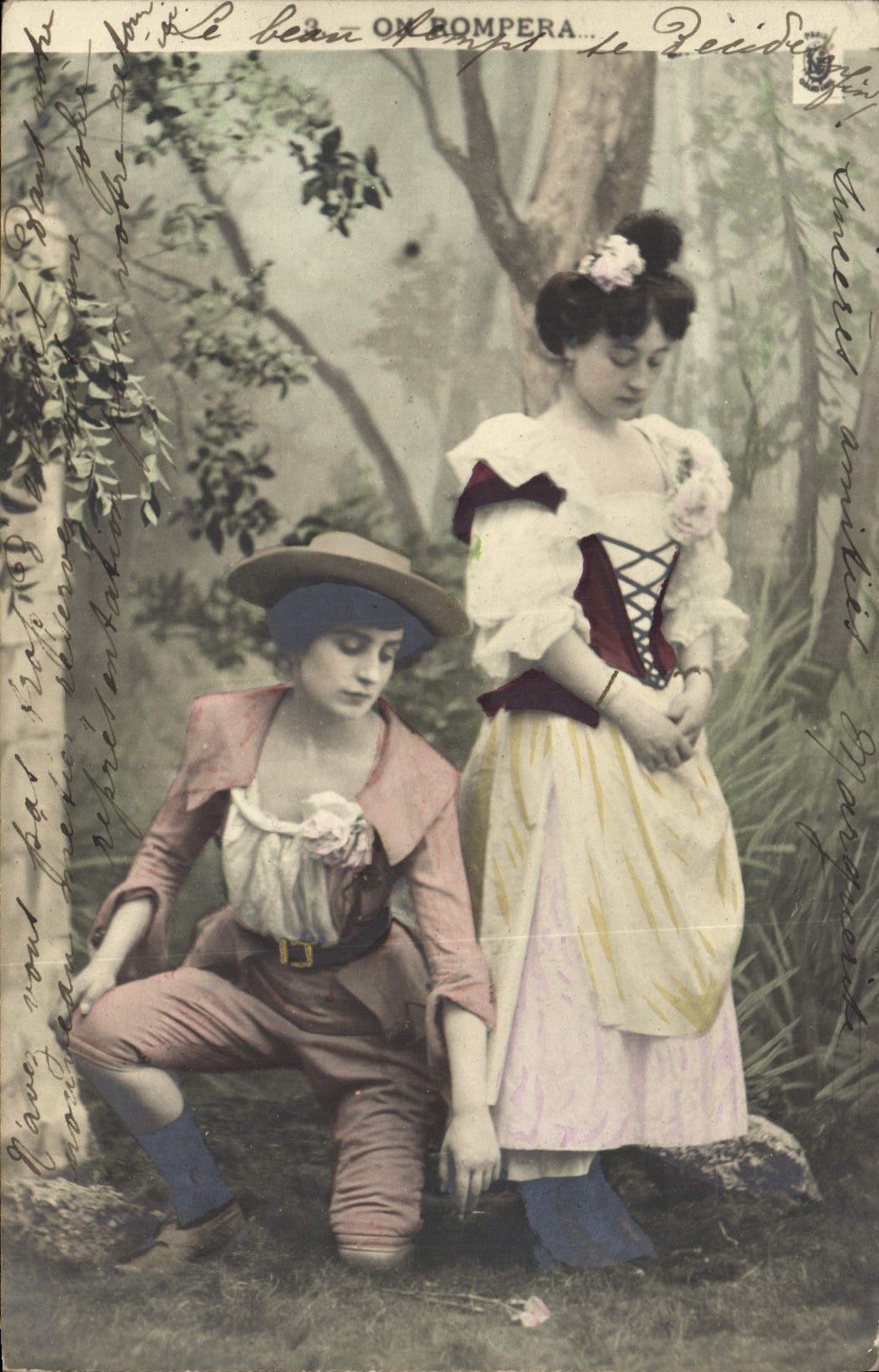 Deux personnages en costume — scène de théâtre ou de spectacle — éditeur ON BOMPERA