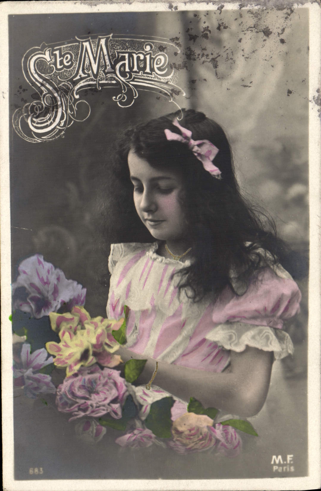 Fille tenant un bouquet de fleurs — S. Le Marie — M.F. Paris n° 683