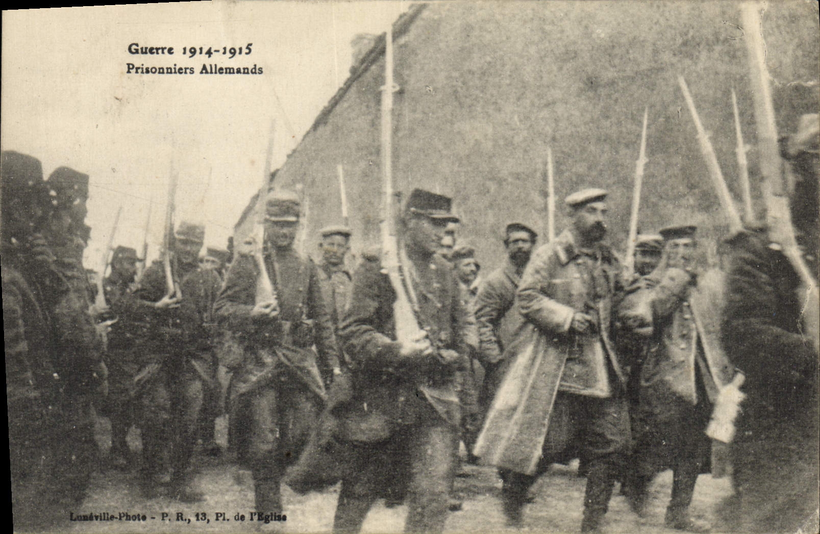 Prisonniers Allemands — Guerre 1914-1915 — Lunéville-Photo, Pl. de l'Église, n°13