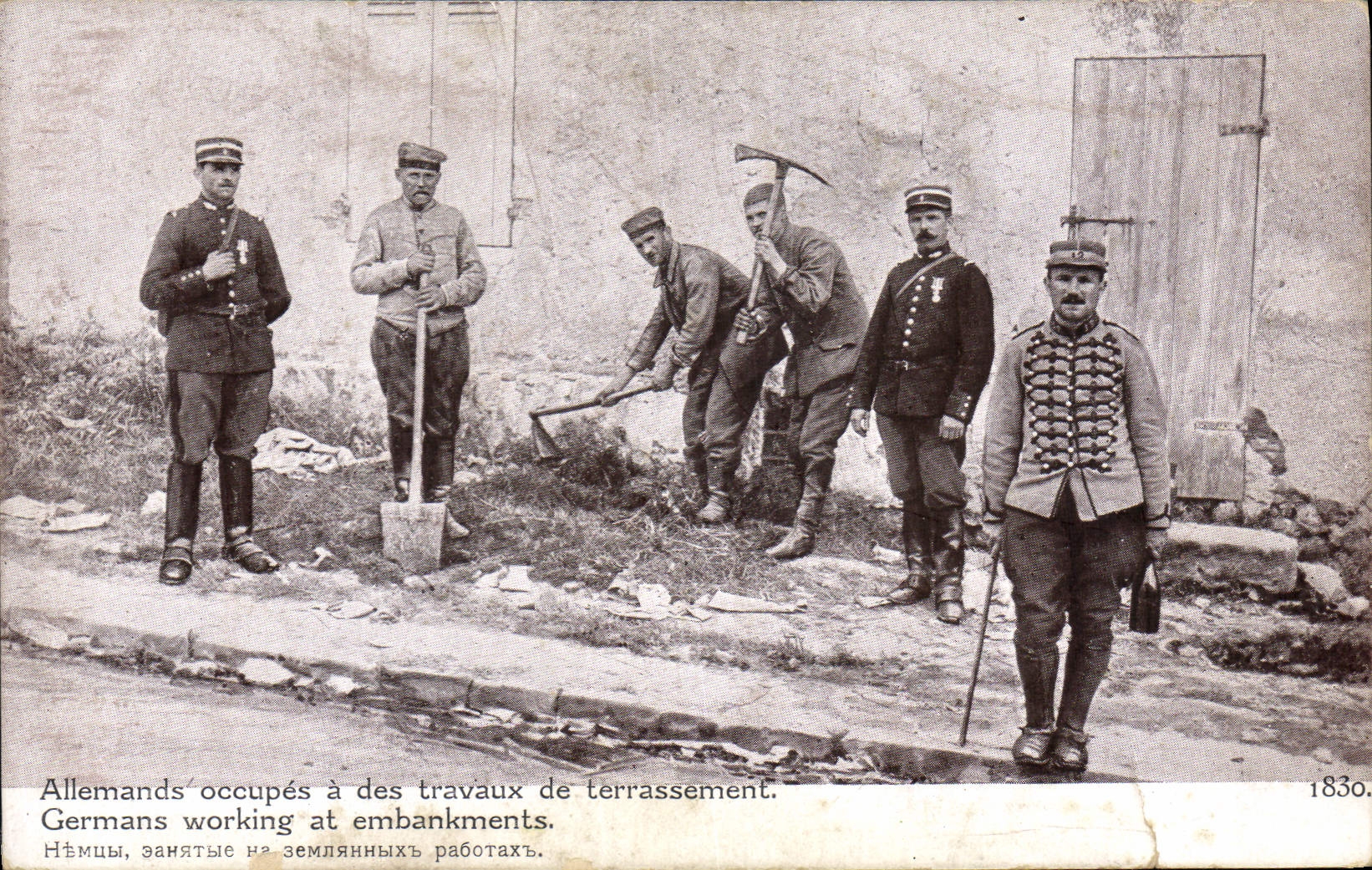 CPA Militaria Prisonniers Allemands occupes a des travaux de terrassement 