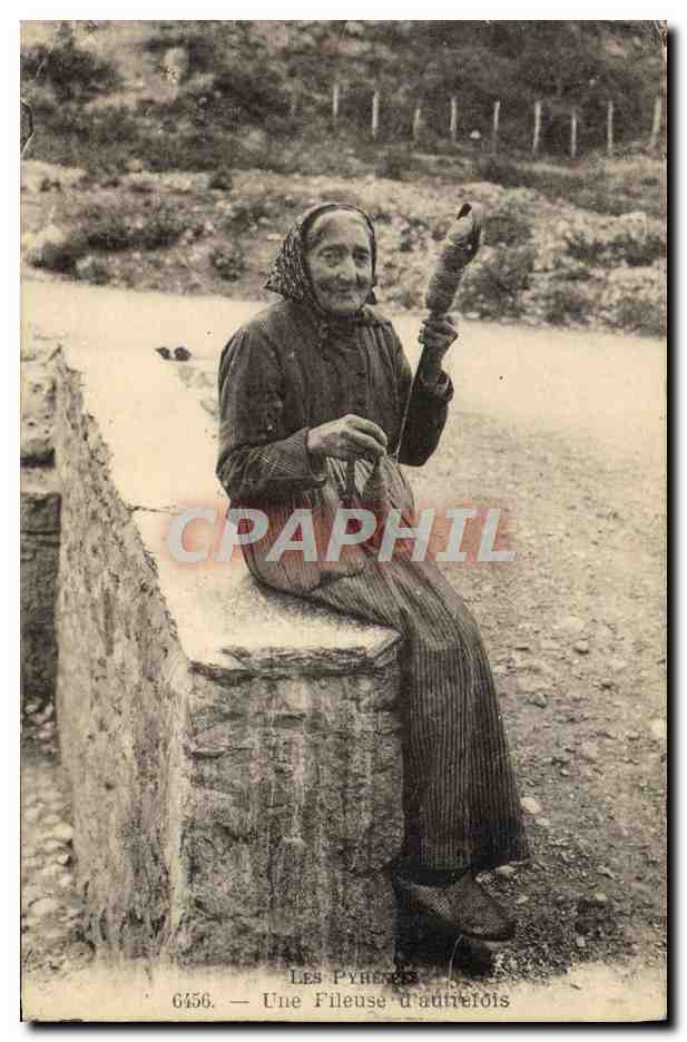 CPA Folklore Pyrenees Une fileuse d'autrefois 