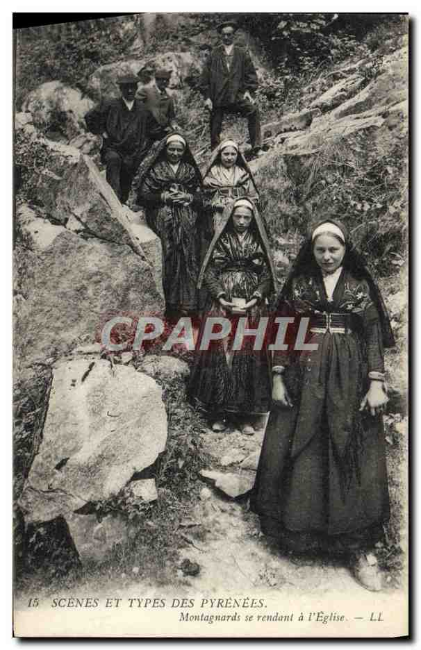 CPA Folklore Pyrenees Montagnards se rendant a l'eglise 