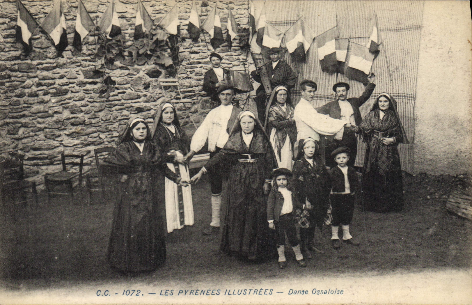 CPA Folklore Pyrenees Danse Ossaloise