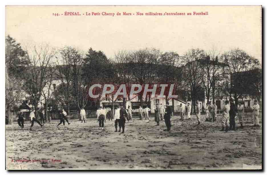 CPA Football Epinal Le petit Champ de Mars Nos militaires s'entrainent au football 